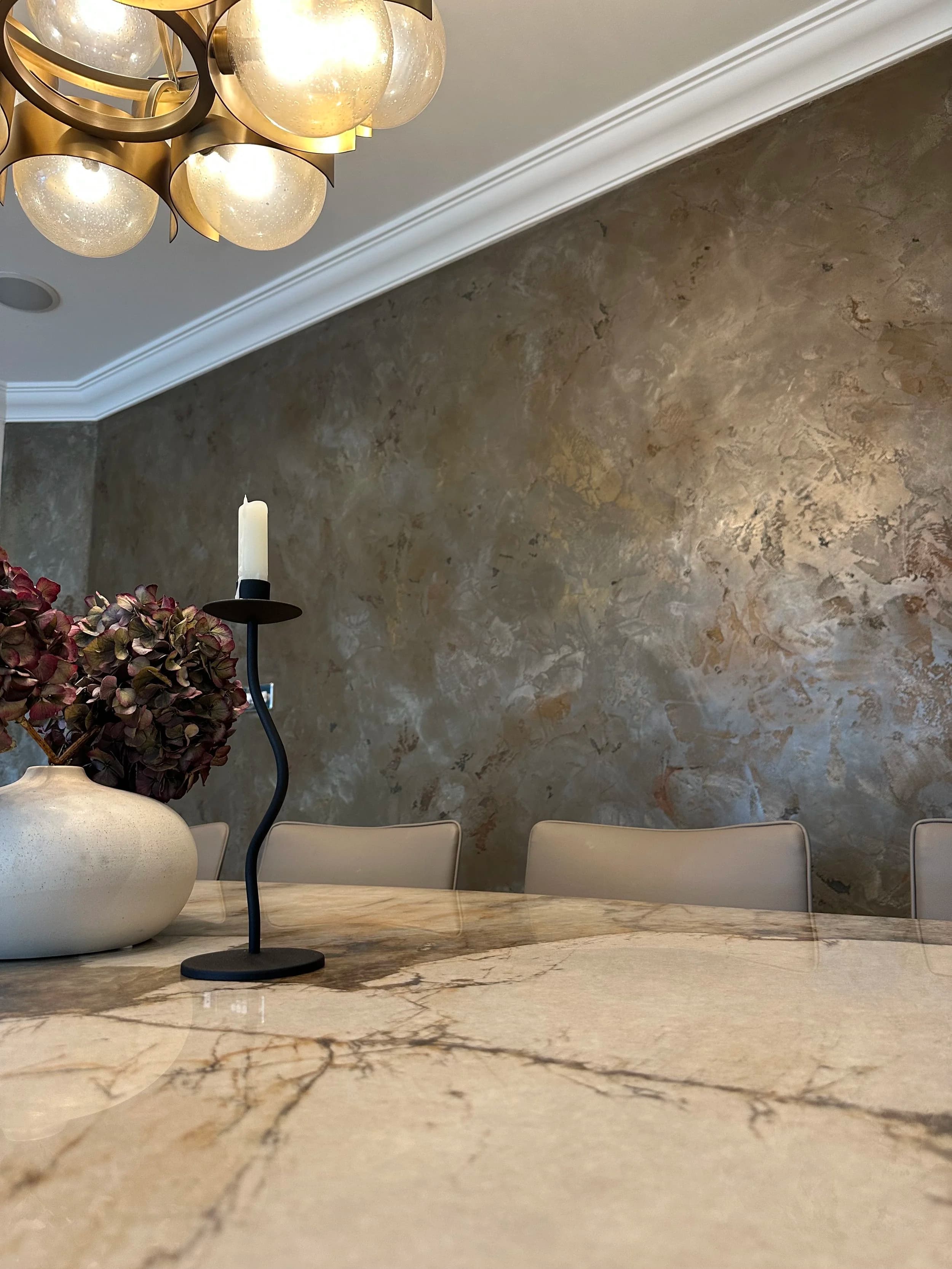 Parete di lusso con finitura in stucco veneziano in un soggiorno moderno dal design italiano
