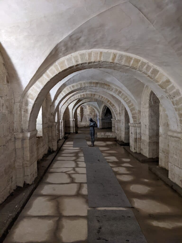 Dettaglio del recupero e restauro artigianale di una muratura antica in mattoni e pietra